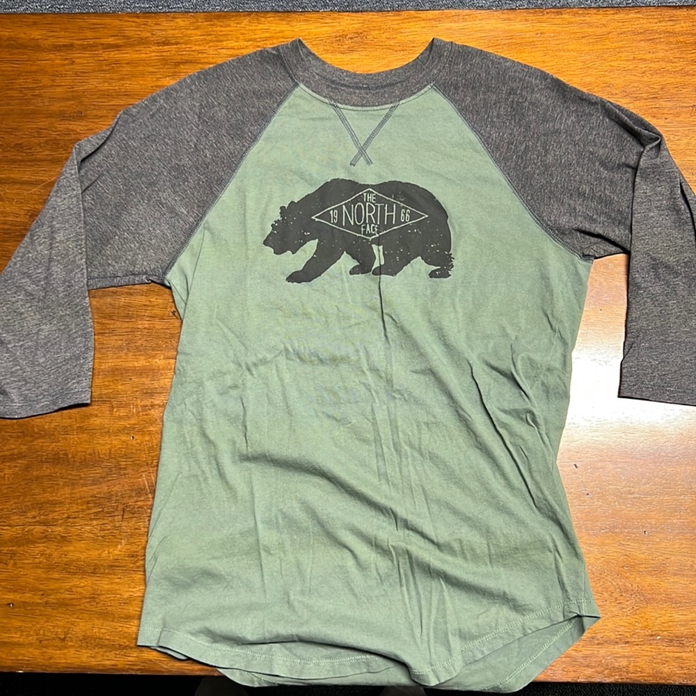 Small men’s north face shirt